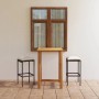 3-teiliges Gartenbar-Set mit Akazientisch und zwei Barhockern mit cremefarbenen Kissen.