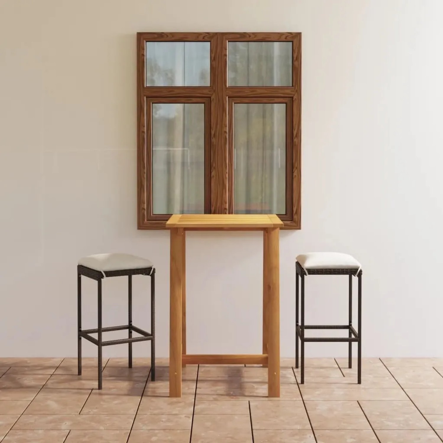 3-teiliges Gartenbar-Set mit Akazientisch und zwei Barhockern mit cremefarbenen Kissen.