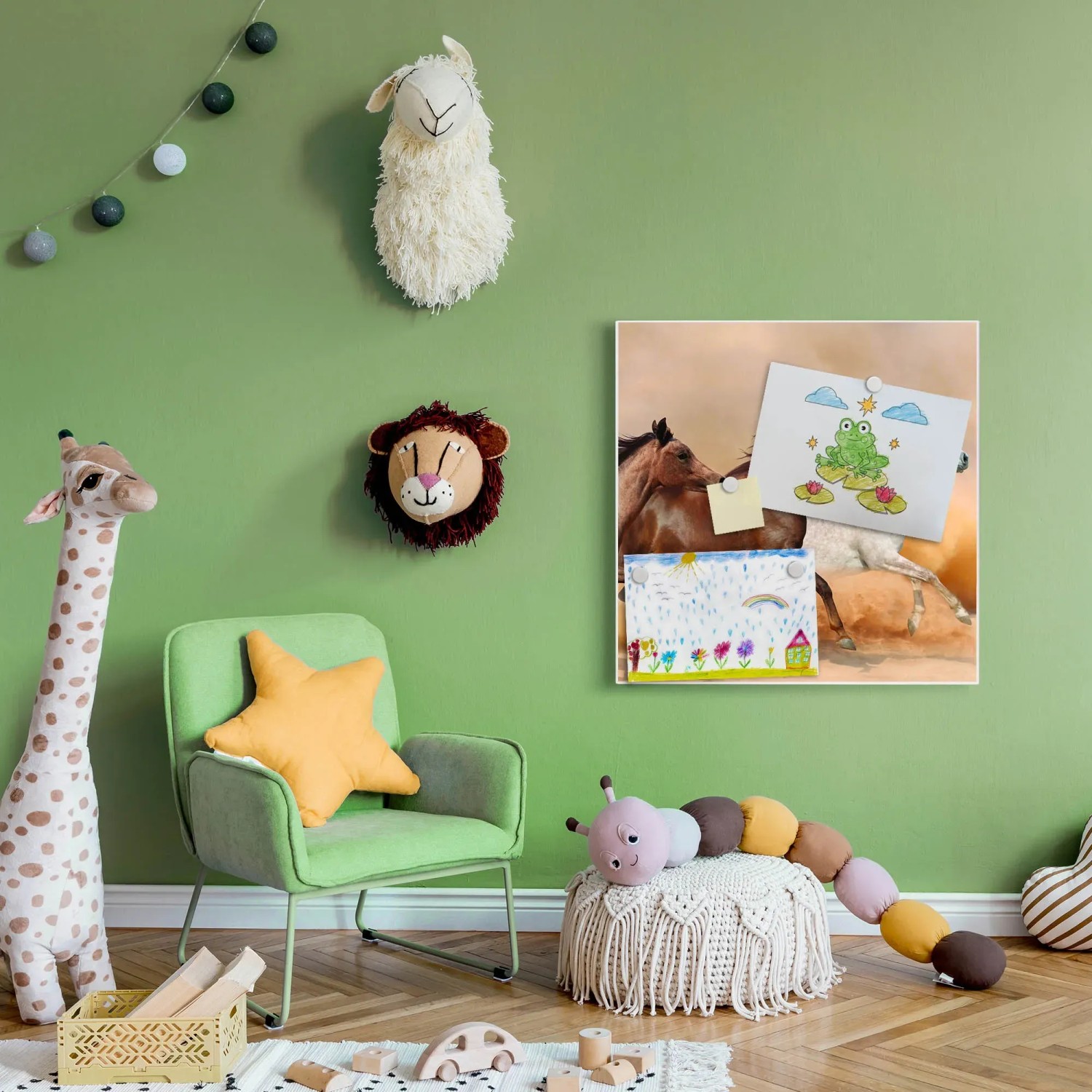 Weiße Magnettafel 50x50 cm mit Pferde-Motiv als Wanddeko im Kinderzimmer.