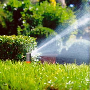 Gardena Turbinen-Versenkregner T 380 bewässert Rasenfläche. Sprinkler-System im Einsatz.