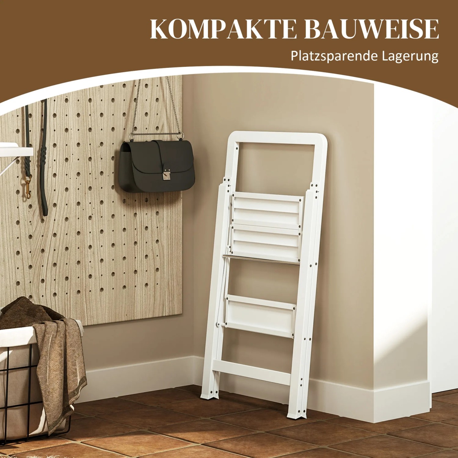 Weiße HOMCOM Trittleiter aus Aluminium, zusammengeklappt an einer Wand stehend.