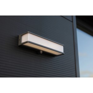 Moderne, anthrazitfarbene Lutec Solar-LED-Wandleuchte Doblo, 35 cm breit, mit integriertem Solarpanel.