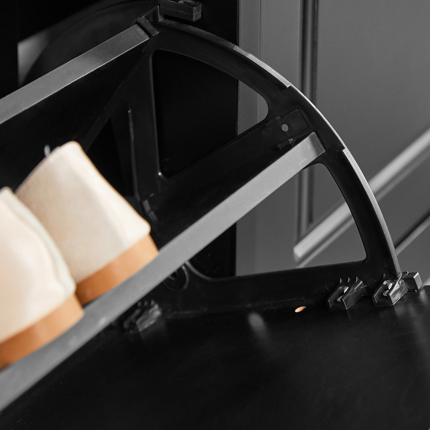 Detailaufnahme: Schwarzer SoBuy Schuhschrank FSR79-SCH mit Schuhfach geöffnet.