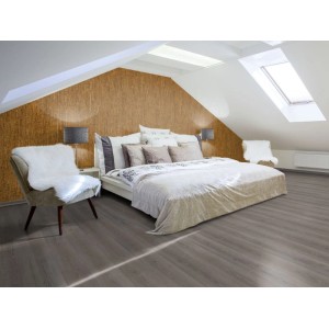 Granorte Decodalle Parallel Korkwandfliesen im Schlafzimmer. Natürliche Korktextur für warme Wandgestaltung.