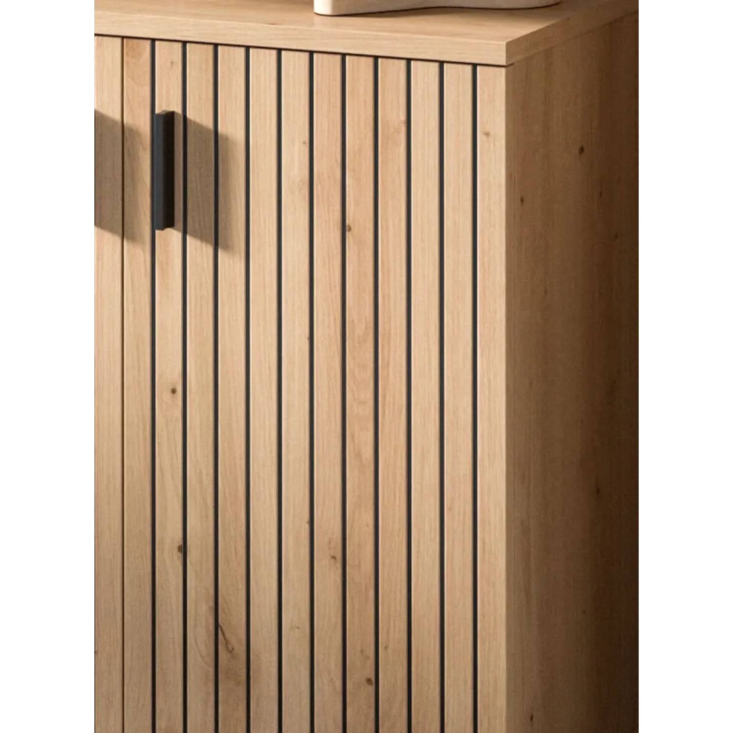 Waschbeckenunterschrank Livia in Artisan Eiche Dekor, Leistenoptik, mit schwarzer Griffleiste.