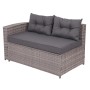 Graue 4-teilige Poly-Rattan Lounge-Garnitur mit dunklen Kissen. Gartenmöbel mit Stauraum.