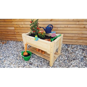 Weka Kinder-Hochbeet Tabaluga Lucy aus naturbelassenem Kiefernholz mit Ablagefläche und Zubehör.