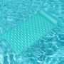 Türkisblaue Bestway Luftmatratze Float'n Roll im Wasser, 213x86 cm.