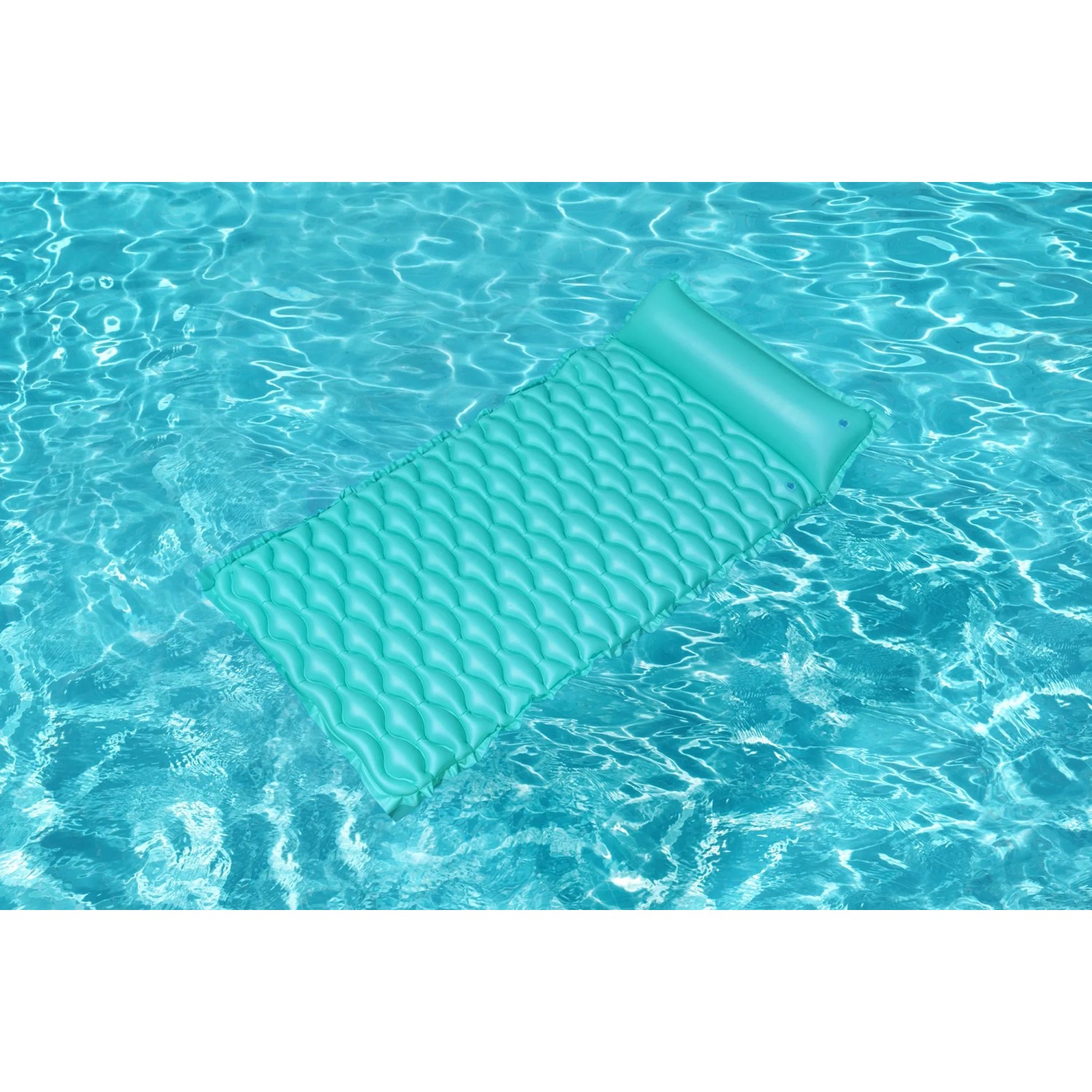 Türkisblaue Bestway Luftmatratze Float'n Roll im Wasser, 213x86 cm.