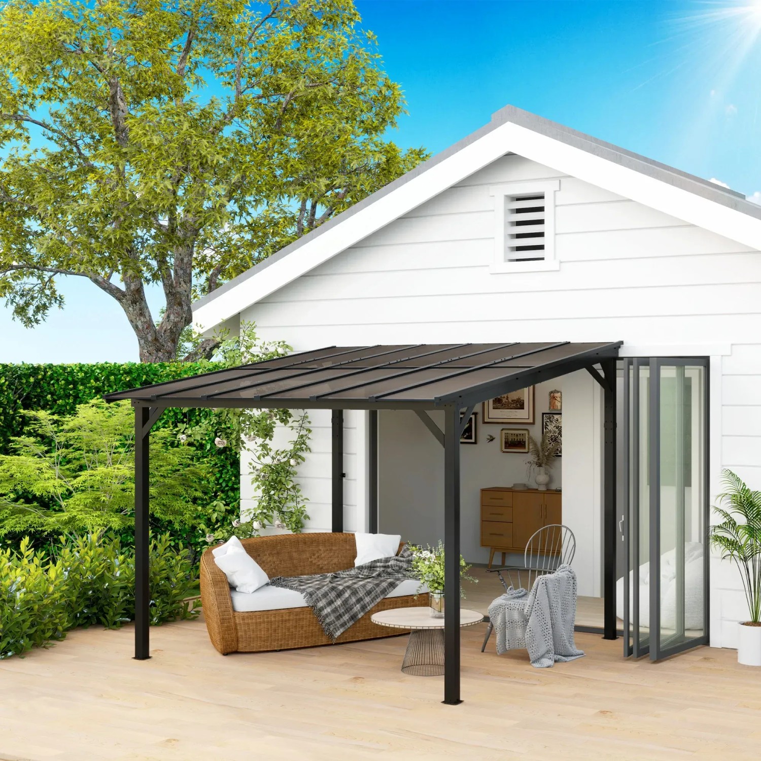 Dunkelgraue Outsunny Pergola mit wasserdichtem Dach und UV-Schutz im Garten.