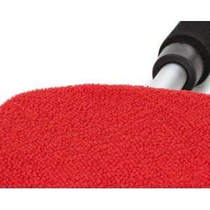 Autoscheibenreiniger mit rotem Mikrofaser-Pad und Teleskopstiel für streifenfreie Sicht.