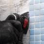 Bosch Expert Schleifplatte MAVZ116 RT2 im Einsatz zum Entfernen von Fliesenkleber.