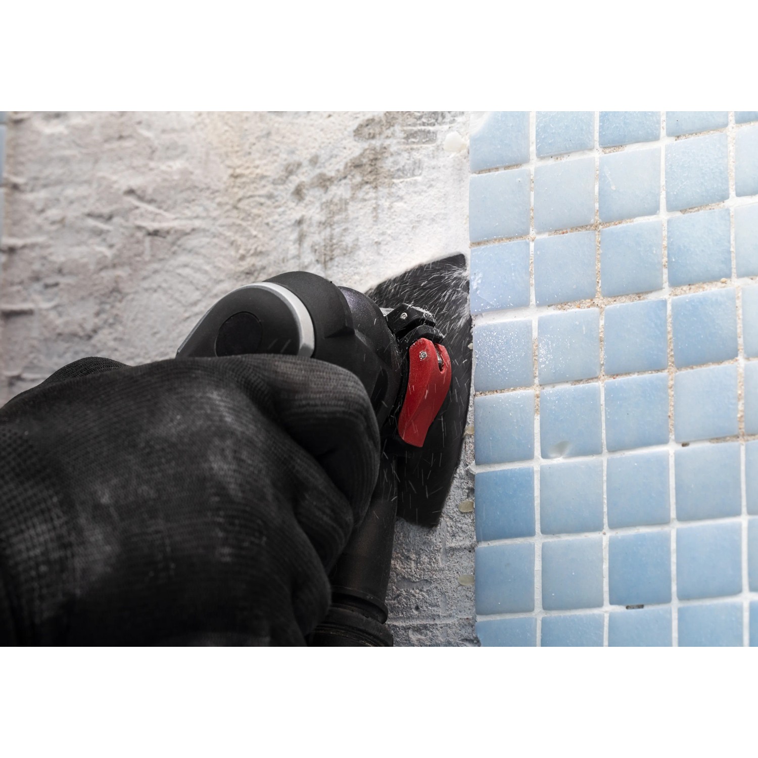 Bosch Expert Schleifplatte MAVZ116 RT2 im Einsatz zum Entfernen von Fliesenkleber.