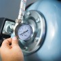 Detailaufnahme: Hauswasserwerk 1100 W HWW 4600/E mit Manometer und Hand.