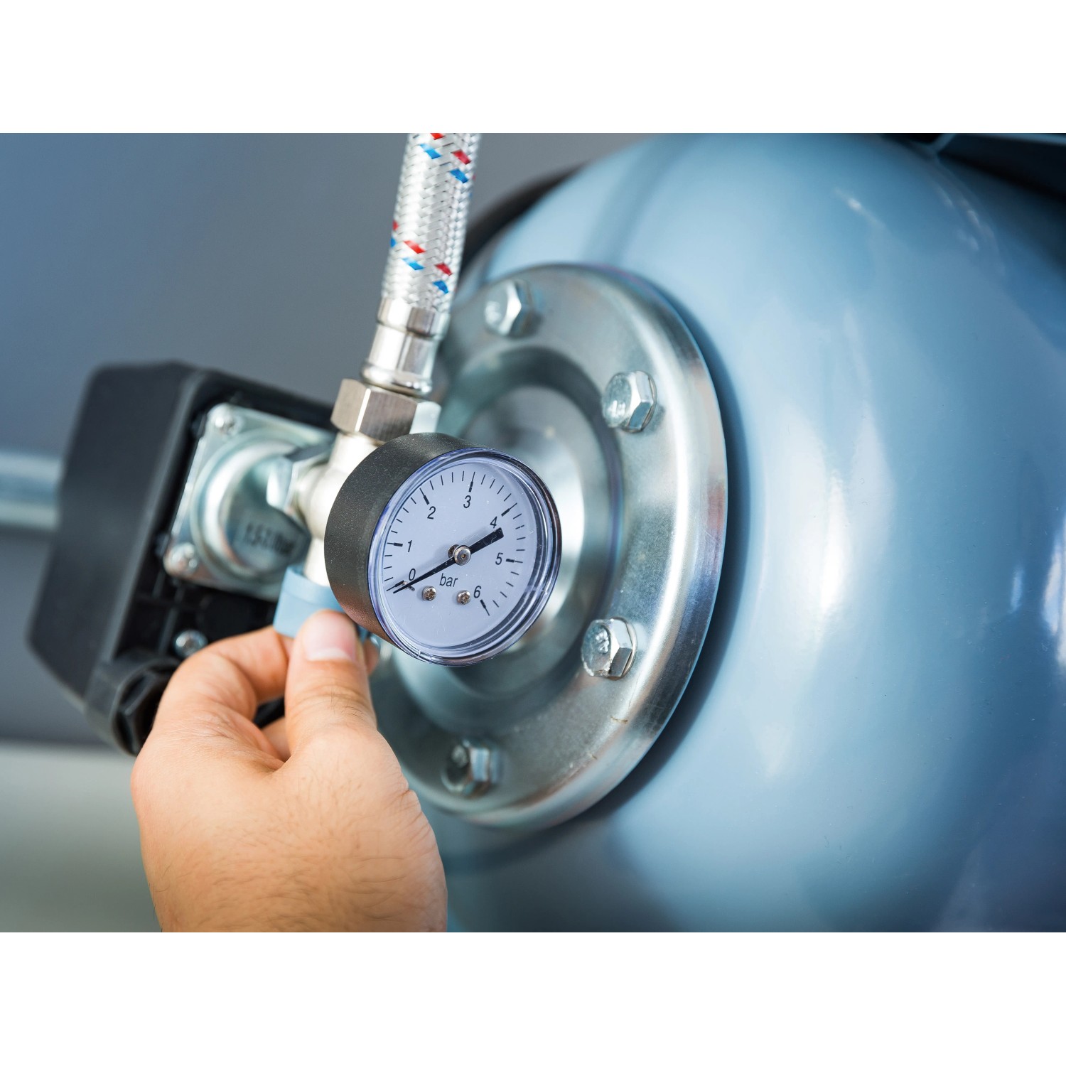 Detailaufnahme: Hauswasserwerk 1100 W HWW 4600/E mit Manometer und Hand.