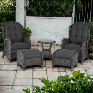 5-tlg. osoltus Sandy Stone Gartenmöbel Set: 2 anthrazit Ohrensessel, 2 Hocker, 1 Tisch auf Terrasse.