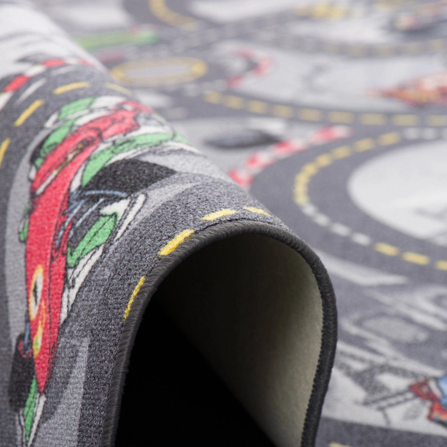 Grauer Kinderteppich mit Disney Cars Motiv, ideal als Spielteppich im Kinderzimmer.