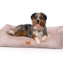 Hund liegt entspannt im rosa Knuffelwuff Hundebett Olivia Cord XL (105x75cm).