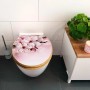 Banjado WC-Sitz aus Bambus mit Kirschblüten-Motiv und Absenkautomatik auf einer Toilette.