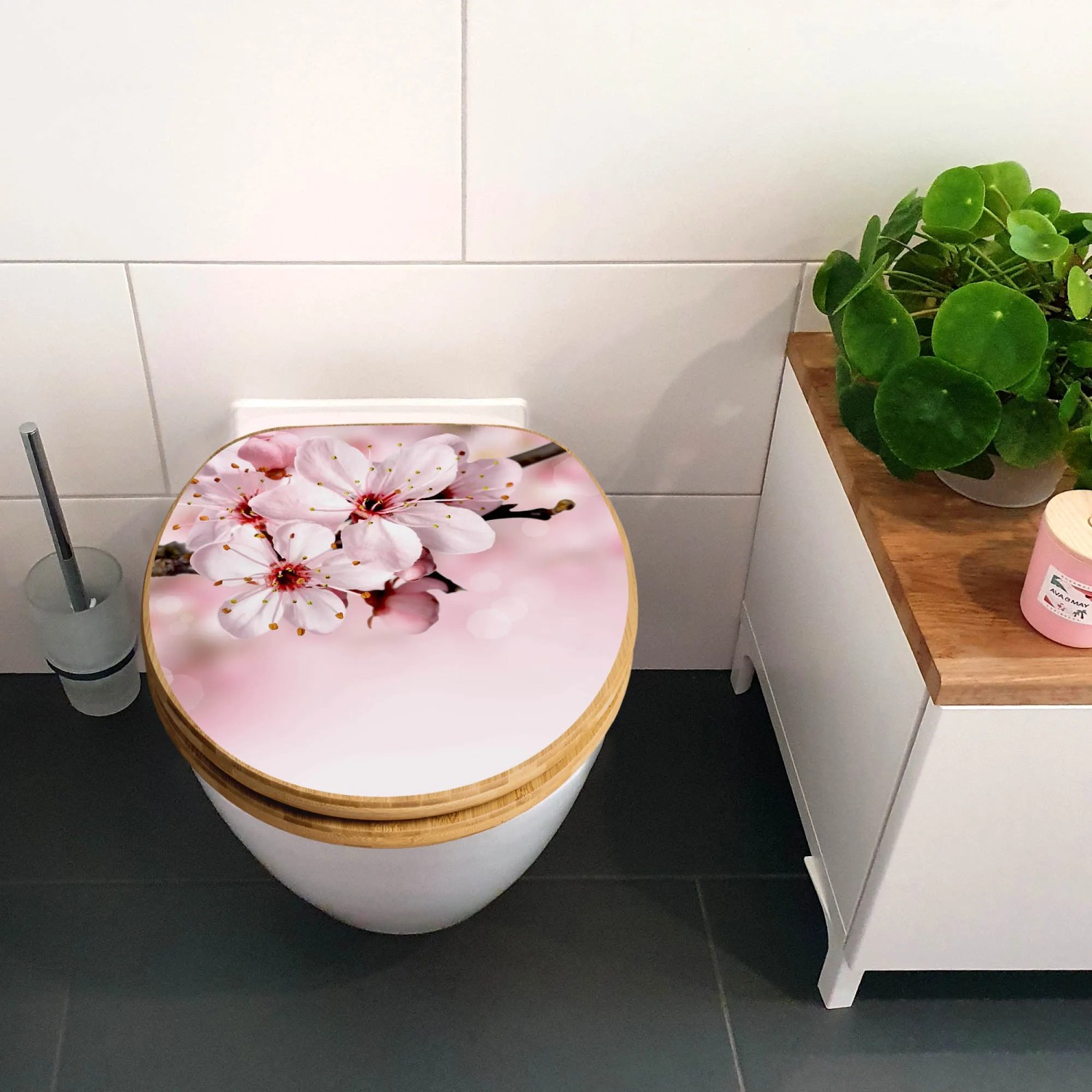 Banjado WC-Sitz aus Bambus mit Kirschblüten-Motiv und Absenkautomatik auf einer Toilette.