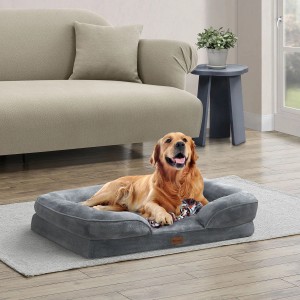 Graues Juskys Hundebett Sheena L mit Golden Retriever im Wohnzimmer.