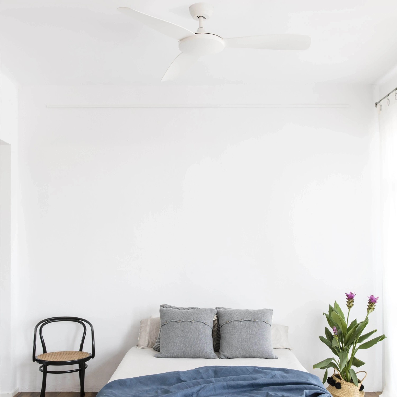 Weißer FARO Deckenventilator Islot 132 cm mit Fernbedienung im Schlafzimmer.