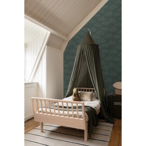 Kinderzimmer mit seegrüner Tapete mit Wolkenmuster, Bett und Baldachin. ESTAhome Dekorative Tapete.