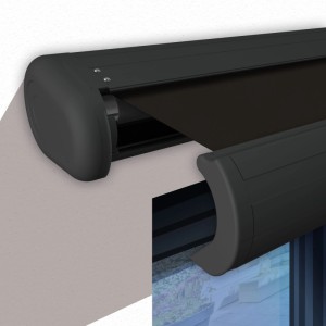 Detailaufnahme: Anthrazitfarbene Eclipse Kassettenmarkise, Tuchfarbe Schiefer, elektrisch.