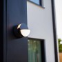 Moderne Lutec LED-Außenwandleuchte Eklips in Anthrazit mit drehbaren Leuchtenköpfen.