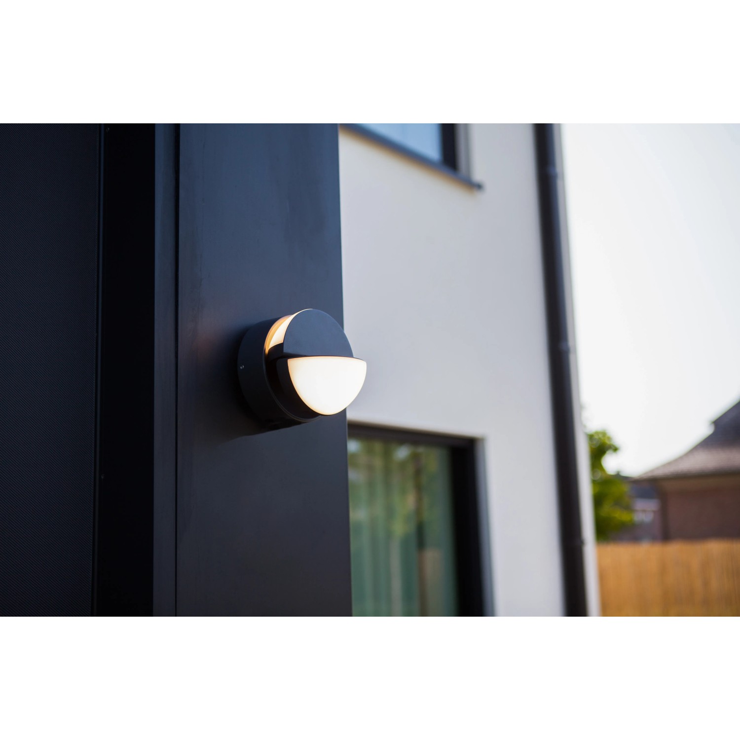 Moderne Lutec LED-Außenwandleuchte Eklips in Anthrazit mit drehbaren Leuchtenköpfen.