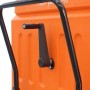 Detailansicht der orangefarbenen DeTec. Aufsitz Kehrmaschine mit schwarzem Griff und Kurbelmechanismus.