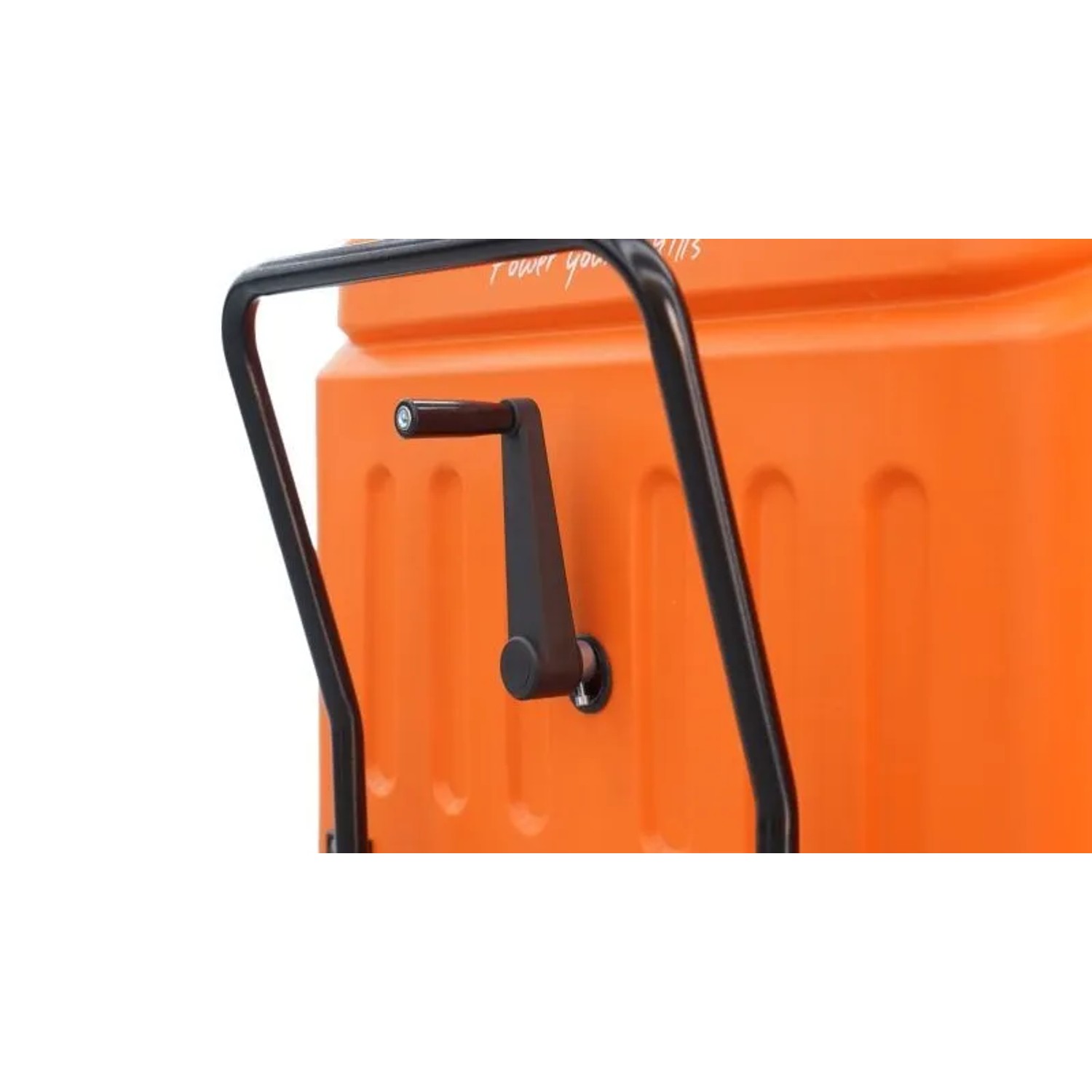 Detailansicht der orangefarbenen DeTec. Aufsitz Kehrmaschine mit schwarzem Griff und Kurbelmechanismus.