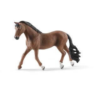 Detailgetreue Schleich Horse Club Trakehner Wallach Spielfigur, braun mit geflochtenem Schweif.
