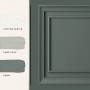 Laura Ashley Vliestapete Redbrook Wood Panel Fern Green: Holzvertäfelung in Grün mit Farbbeispielen.