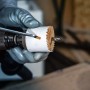 Bosch Lochsäge HSS-Bimetall 83mm im Einsatz mit Bohrmaschine. Werkzeug für präzise Löcher.