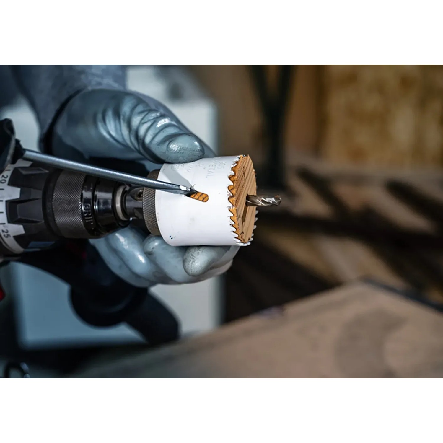 Bosch Lochsäge HSS-Bimetall 83mm im Einsatz mit Bohrmaschine. Werkzeug für präzise Löcher.
