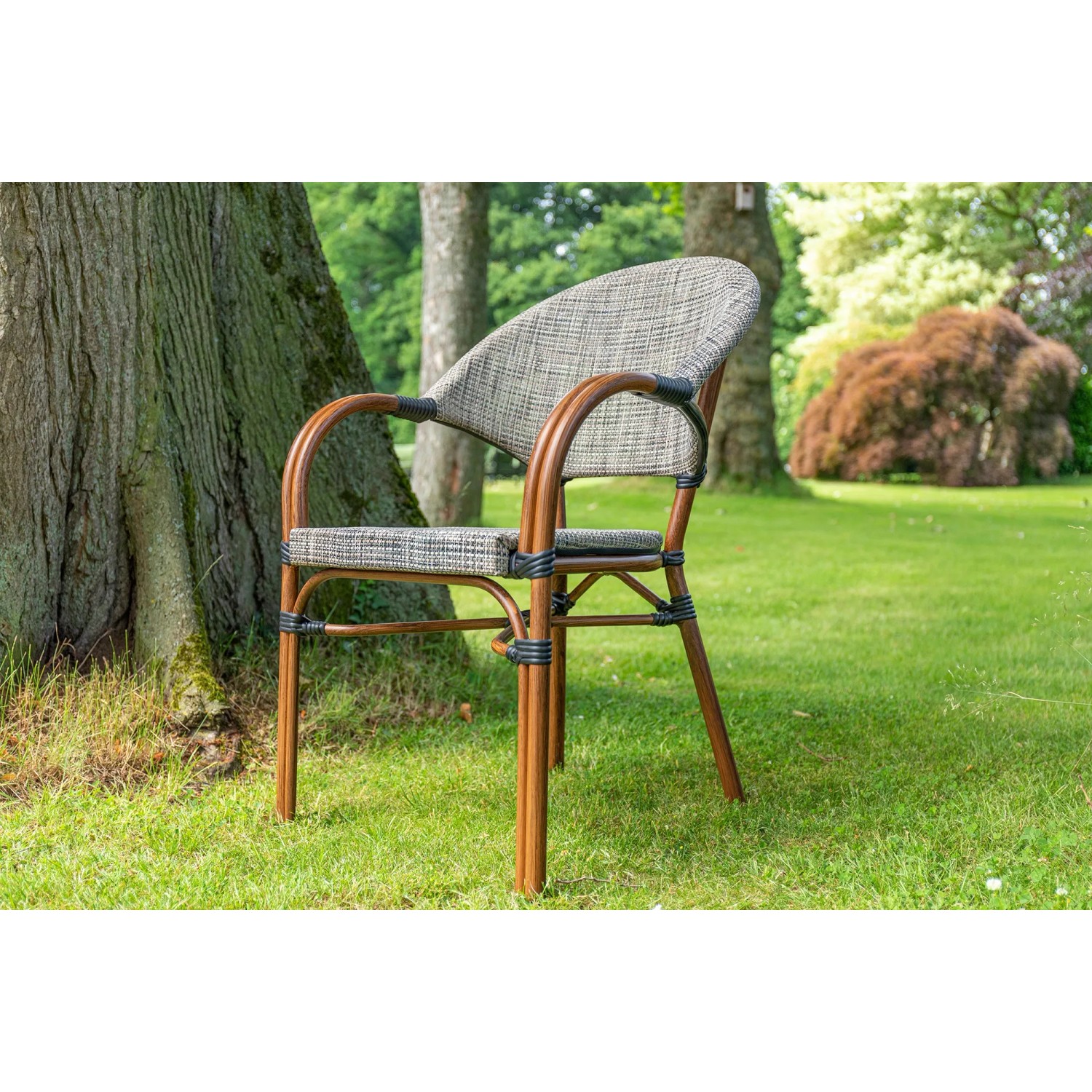 Acamp Sessel Maui im Bambus-Look, Teil des 5-tlg. Gartenmöbel-Sets mit Tisch, Cappuccino-Farbe.