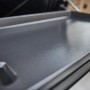 Detailaufnahme der Weber Slate GPD 76cm Premium Plancha Grillfläche.