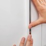 Anwendung von Fischer Dicht Kleber zum Abdichten einer Fuge.