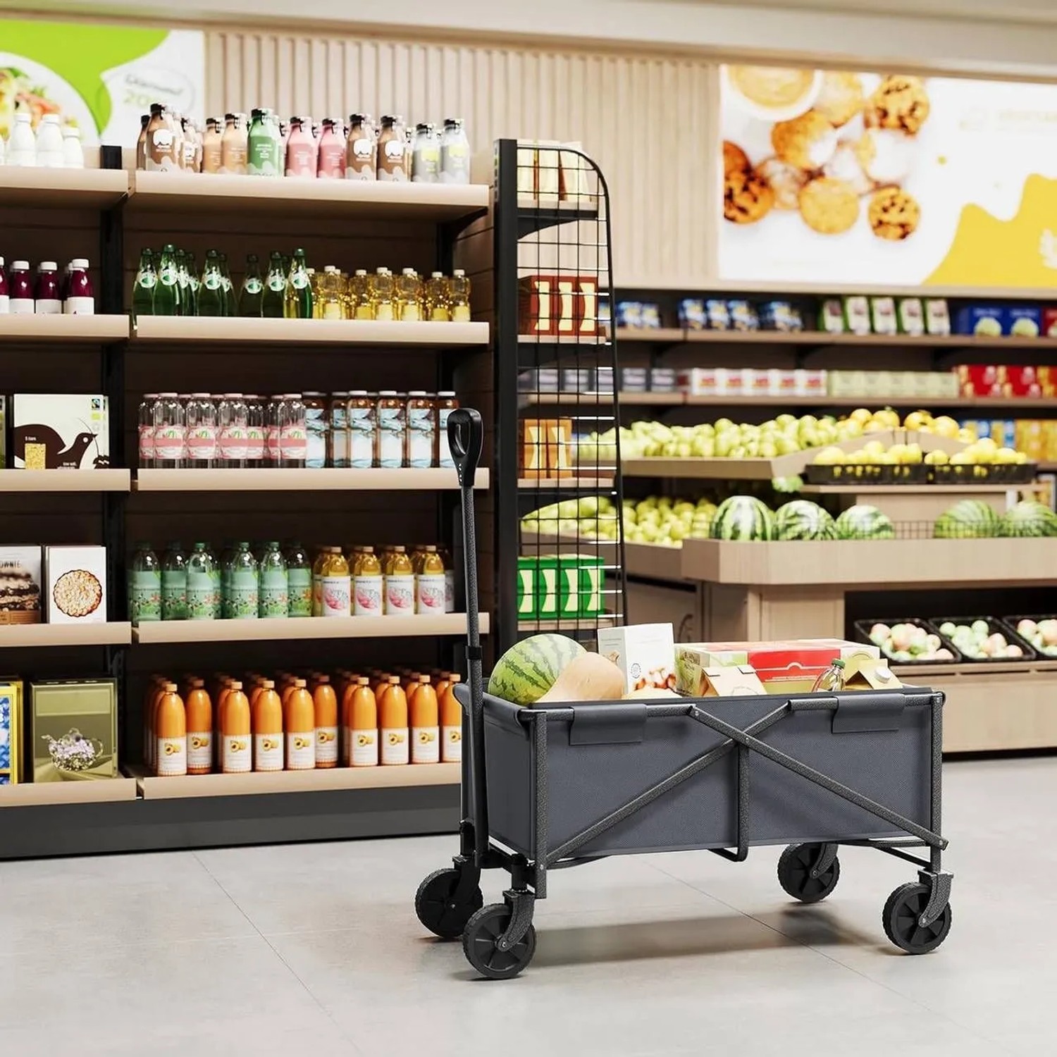 Grauer faltbarer Bollerwagen mit verstellbarem Griff und Rädern mit Bremsen, beladen mit Einkäufen, in einem Supermarkt.