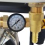 Detailaufnahme der FM-SOLAR Befüllstation: Manometer und Messing-Ventil für Solar- und Heizungsanlagen.