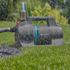Gardena Gartenpumpe 5000 Silent im Einsatz, leise und leistungsstark für die Gartenbewässerung.