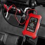 Rotes Apa Batterieladegerät 12/24V 10A mit Klemmen an Autobatterie angeschlossen.