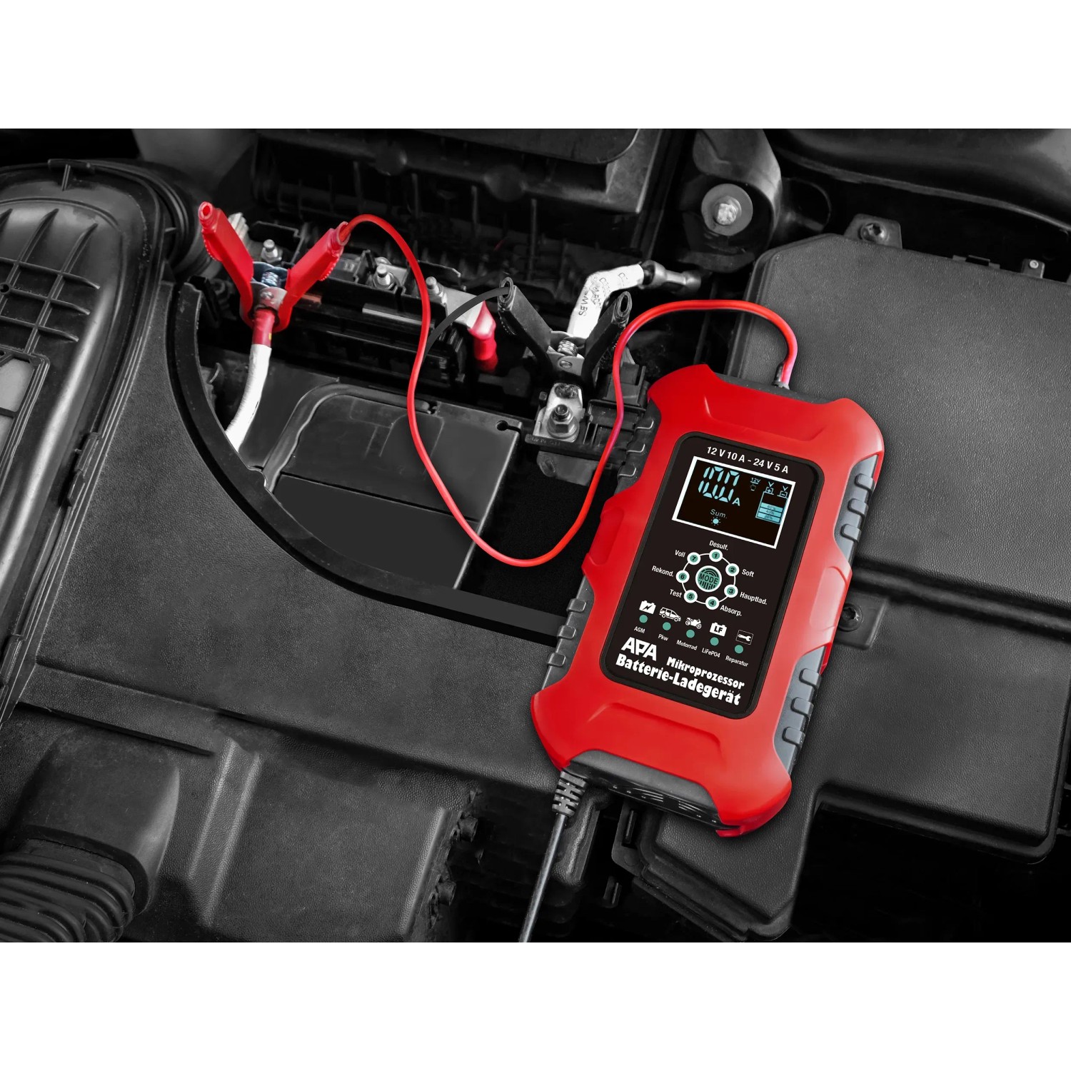 Rotes Apa Batterieladegerät 12/24V 10A mit Klemmen an Autobatterie angeschlossen.