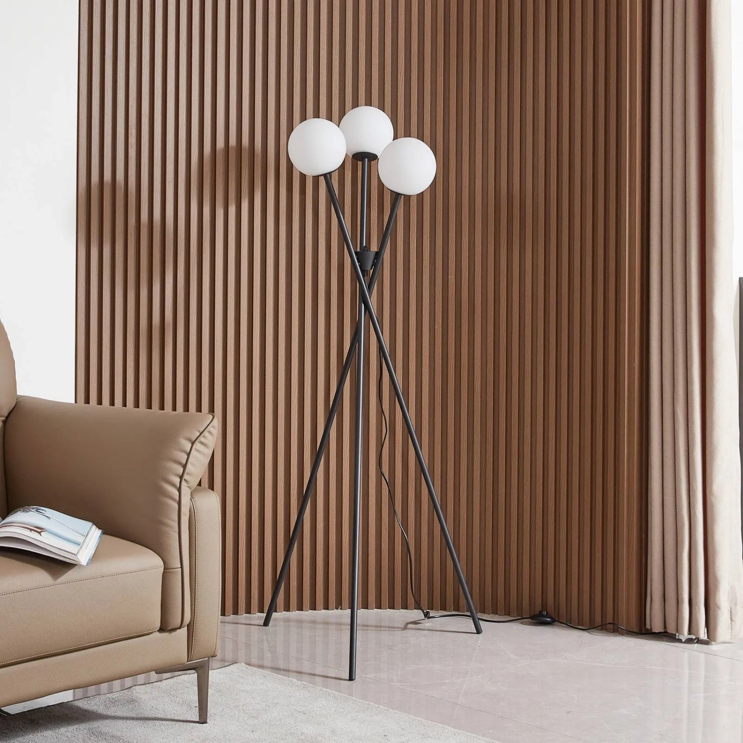 Moderne Lucande Visata Dreibein-Stehlampe mit drei Leuchtkugeln in Schwarz.