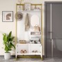 Weißes Garderoben Set mit goldenem Metallrahmen, Spiegel, Haken und Schuhschrank im Flur. Praktische Flurgarderobe.