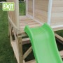 Detailansicht des EXIT Loft 500 Holzspielhauses mit grüner Rutsche und naturbelassenem Holz.