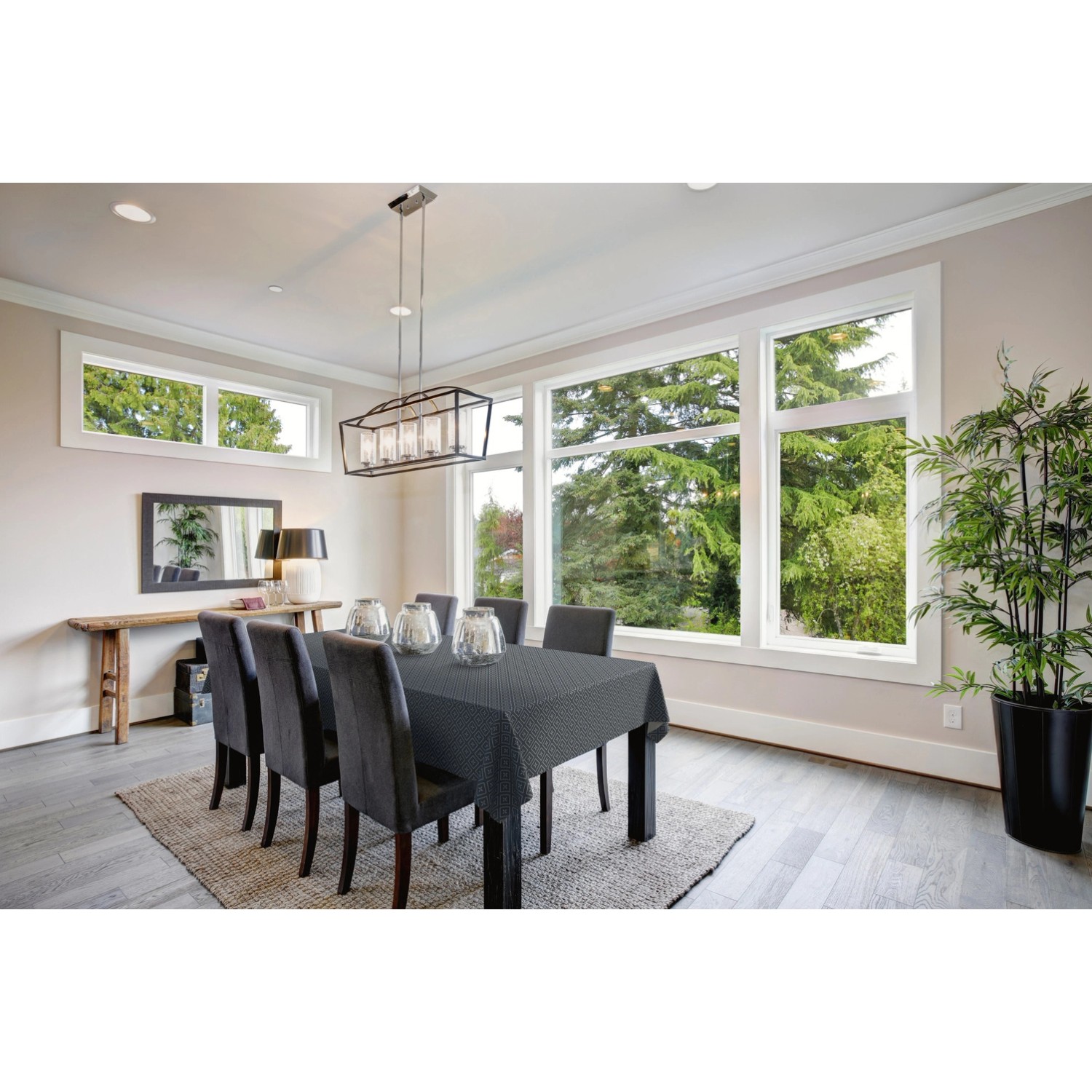 Anthrazitfarbene d-c-fix Tischdecke Mondina mit geometrischem Muster auf Esstisch.