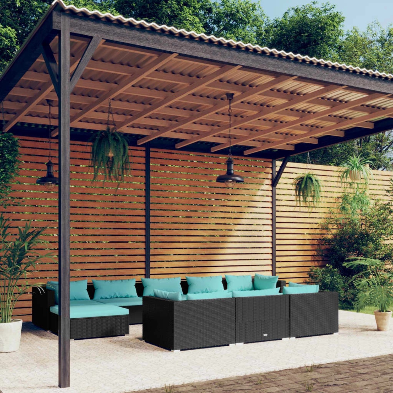 Schwarzes 10-tlg. Garten-Lounge-Set mit wasserblauen Kissen aus Poly Rattan unter einer Pergola.