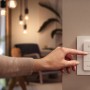 Bedienung des Philips Hue Dimmers zur Steuerung der White Ambiance Leuchte.